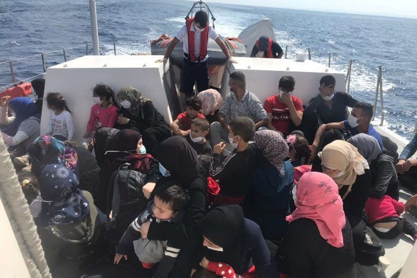 Mersin açıklarındaki bir balıkçı teknesinde 90 düzensiz göçmen yakalandı